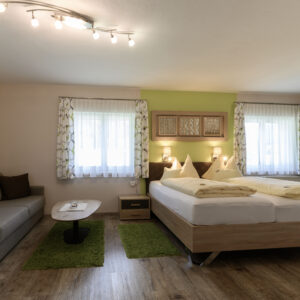 Zimmer 12 Bett und Couch