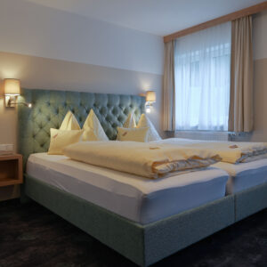 Zimmer 8 Bett mit Licht